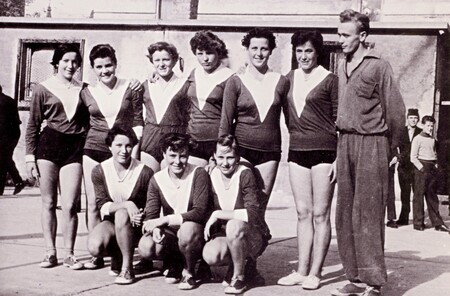 Ženska ekipa s trenerjem Ljubom Miklavčičem leta 1955